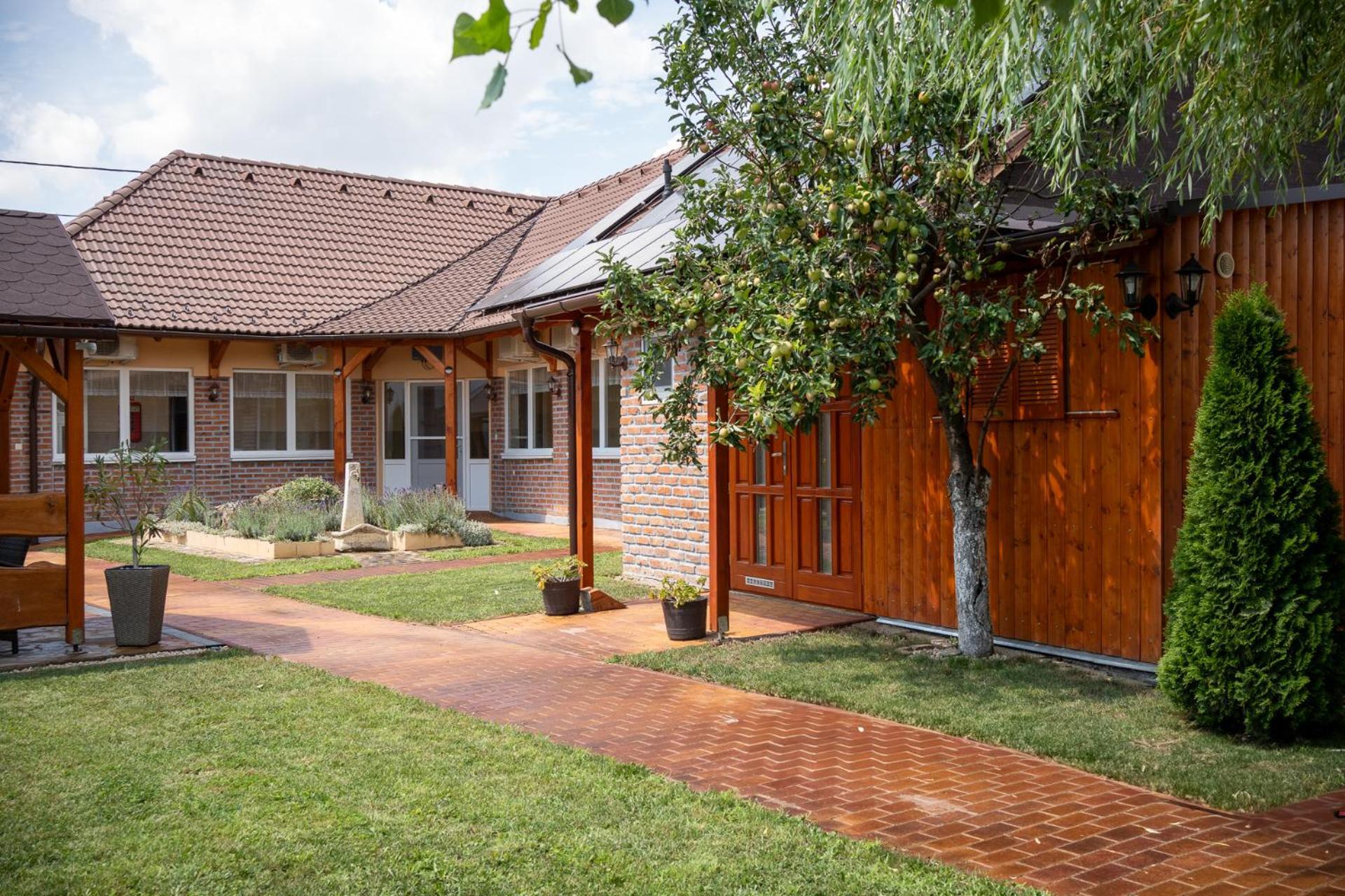 Holiday Apartmanhaz 久洛 外观 照片